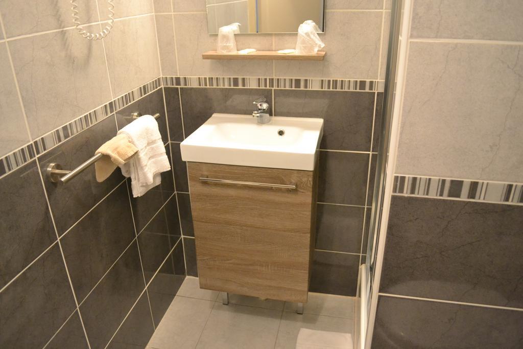 Logis-Hotel & Restaurant Le Carnot Больбек Номер фото